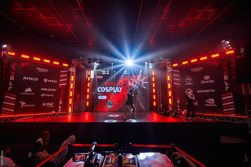 Palco de cosplay iluminado em vermelho