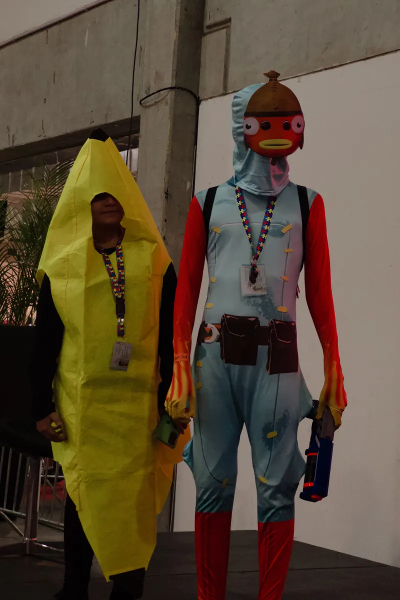 Dupla de Cospobre improvisado com fantasias de papelão e EVA